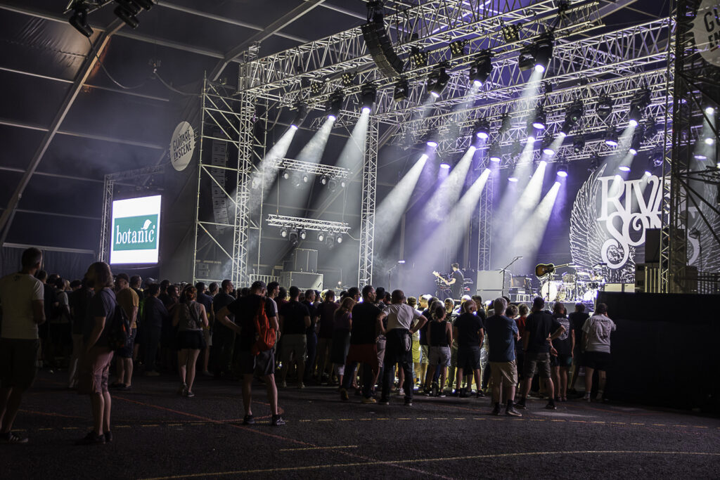24-07-19-soiree-2-guitare-en-scene-dm-8913-Avec accentuation-Bruit