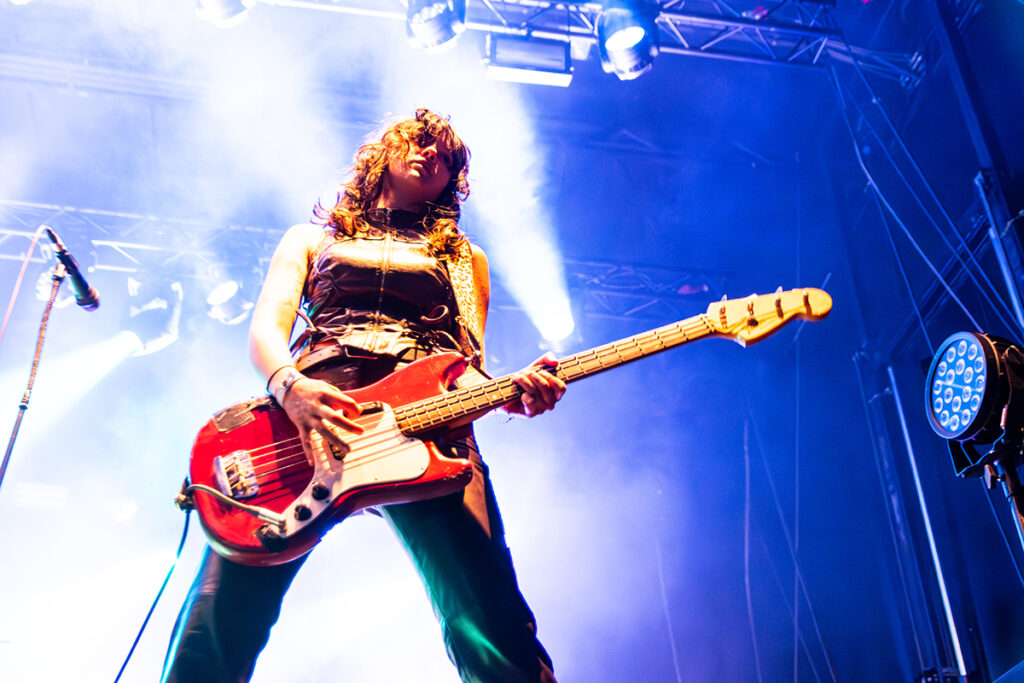 250716-dynamite-shakers--guitare-en-scene-dm-5626-Avec accentuation-Bruit