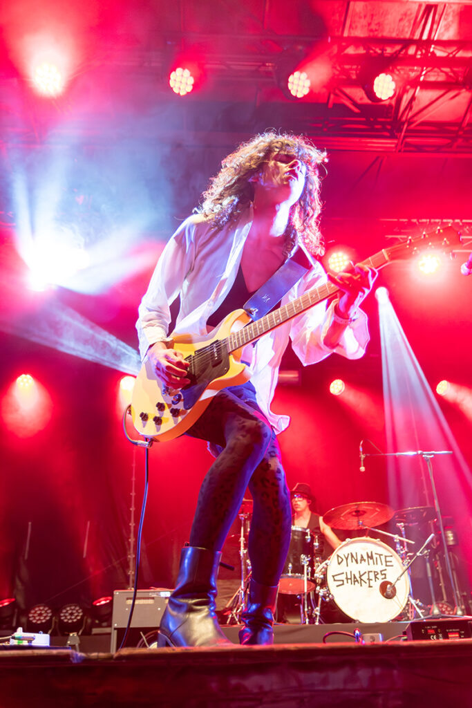 250716-dynamite-shakers--guitare-en-scene-dm-5731-Avec accentuation-Bruit