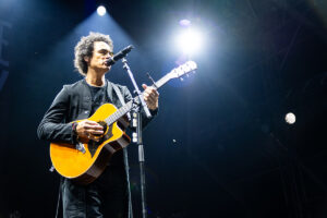 250716-eagle-eye-cherry-guitare-en-scene-dm-5193-Avec accentuation-Bruit