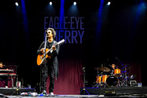 250716-eagle-eye-cherry-guitare-en-scene-dm-5243-Avec accentuation-Bruit