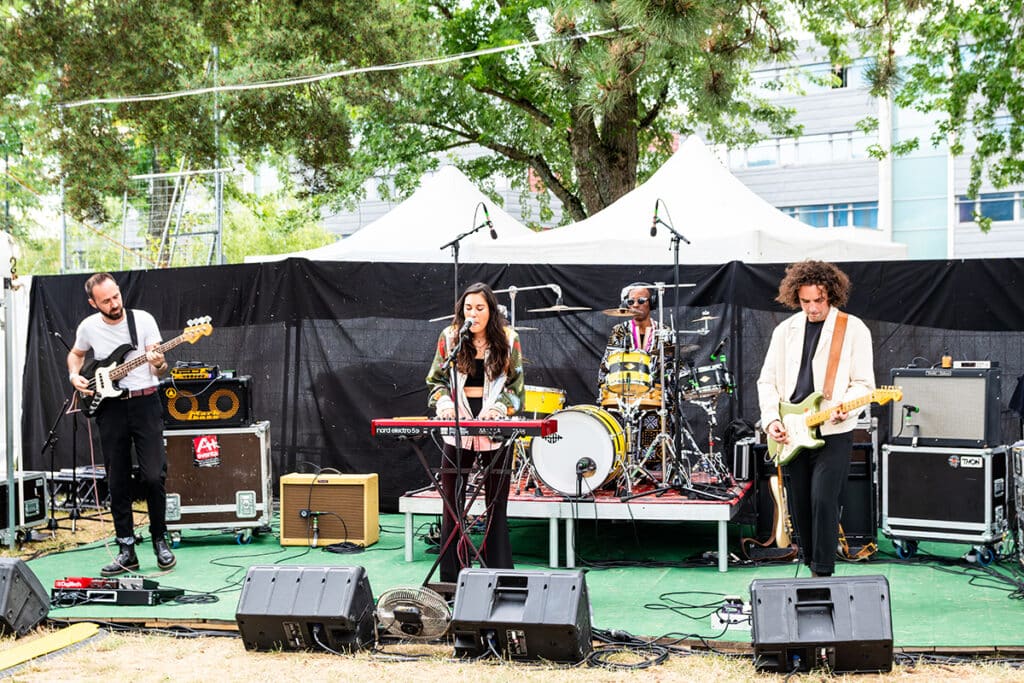 250716-jango-janice-guitare-en-scene-dm-5084-Avec accentuation-Bruit