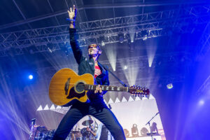 250716-simple-minds-cherry-guitare-en-scene-dm-5454-Avec accentuation-Bruit